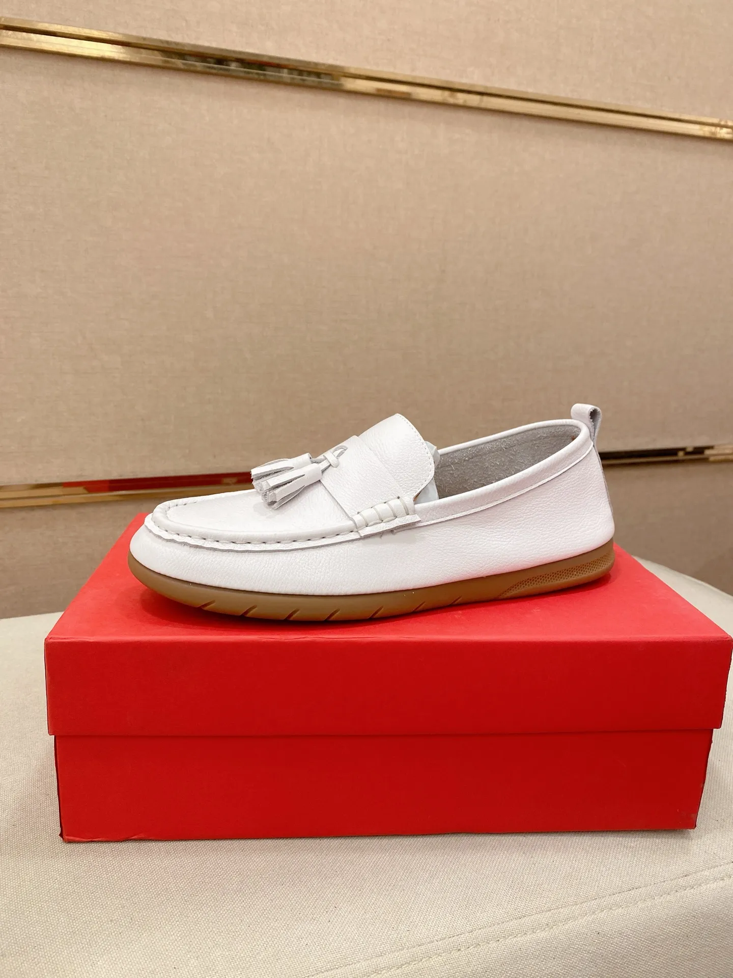 Factory price 500💰 Original Ferragamo men's shoes! The world's top brands...Luxury quality...//Fashion and high-end footwear 👍💪🏻...give you a low-key luxury comfort experience👍. The upper is made of pure Italian imported original cowhide and sweat-absorbent sheepskin lining. It is comfortable and breathable, high-end and classy... luxurious and noble!! .. OEM factory shipment [Hug] stall.. Original board. Welcome to taste..38--44.